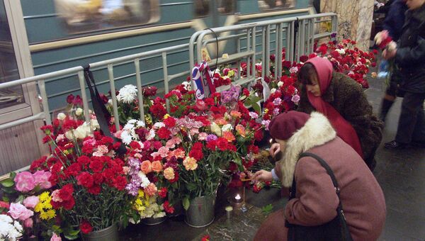 Цветы на станции Автозаводская в день траура, архивное фото