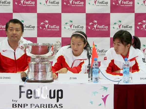 Члены сборной Китая по теннису Шуай Чжанг, Цзы Янь и капитан Ки Чжан 