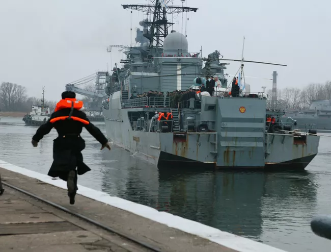 Сторожевой корабль (СКР) Балтийского флота Неустрашимый, принимавший участие в операции по противодействию пиратам в Аденском заливе, вернулся из дальнего похода