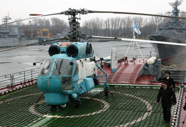Вертолет Ка-27 сторожевого корабля Балтфлота Неустрашимый несколько раз обращал сомалийских пиратов в бегство