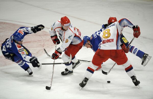 Финны Нико Капанен (слева) и Микко Лехтонен ведут борьбу за шайбу с Александром Суглобовым (в центре) и Алексеем Михновым (8)