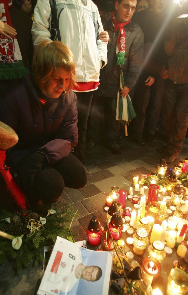 Свечи в память о трагически погибшем гандболисте сборной Румынии Мариане Козме