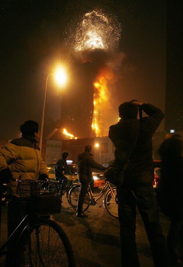 Здание центрального телевидения Китая горит в Пекине
