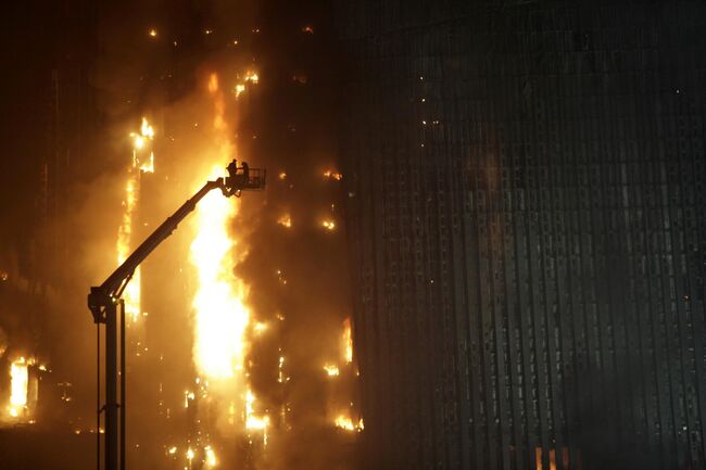 Здание центрального телевидения Китая горит в Пекине