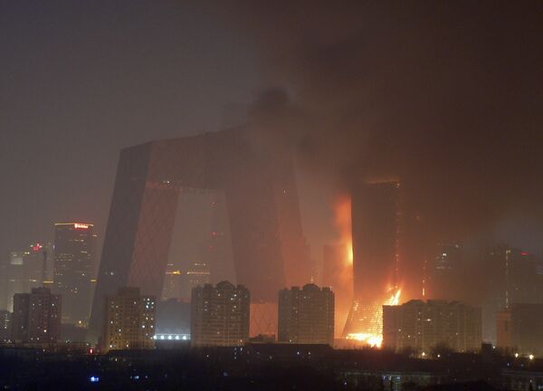 Здание центрального телевидения Китая горит в Пекине