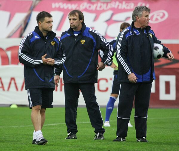 Гус Хиддинк, Александр Бородюк и Игорь Корнеев (справа налево) на тренировке сборной России. 
