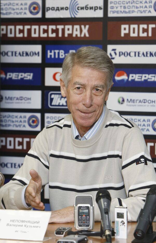 Тренер футбольного клуба «Томь» Валерий Непомнящий