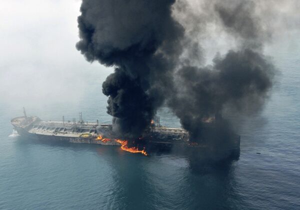 Танкер горит в порту Дубая