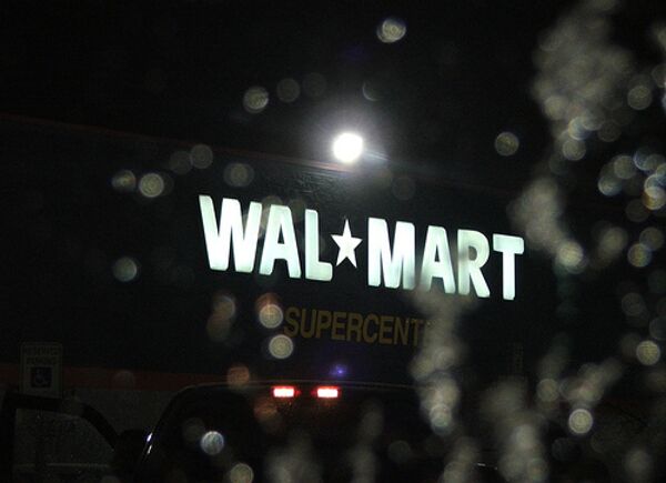 Крупнейший ритейлер Wal-Mart сокращает в США до 800 сотрудников