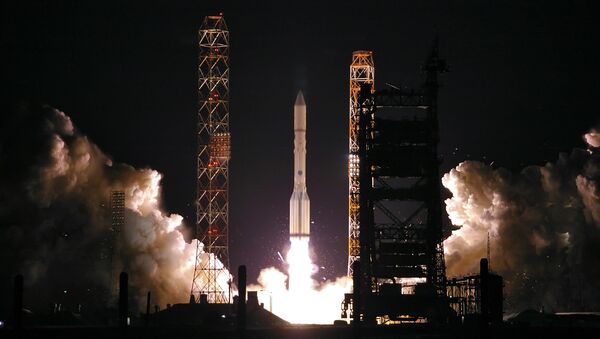 Пуск ракеты-носителя Протон-М со спутниками связи серии Экспресс с космодрома Байконур. Архивное фото