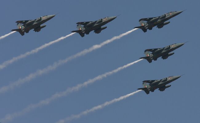 Индийские истребители Jaguar на Aero India-2009 в Бангалоре