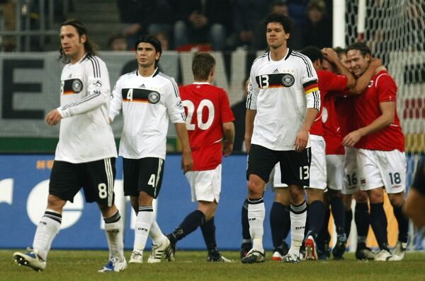 Футболисты сборной Германии Торстен Фрингс (8), Сердар Таши (4) и Михаэль Баллак (13) после пропущенного гола от норвежцев в товарищеском матче