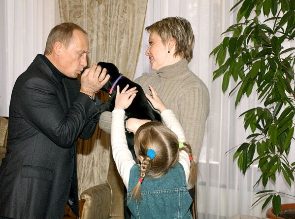 Щенок лабрадора Кони - подарок В.Путина девочке Кате из Смоленска