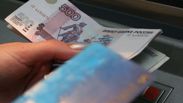 Россияне стали реже снимать наличные с банковских карт