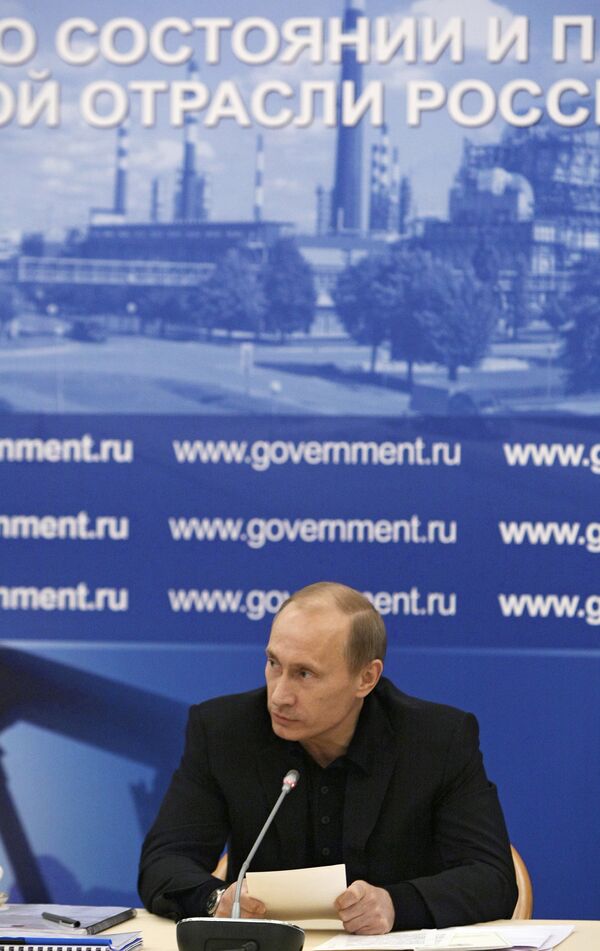 Премьер-министр РФ Владимир Путин провел совещание во Дворце культуры города Кириши