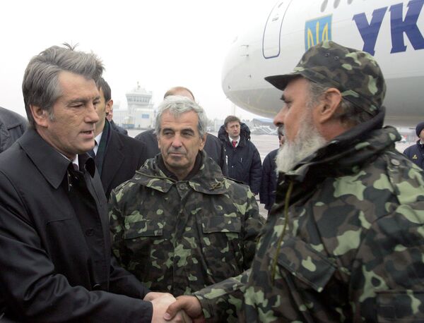 Виктор Ющенко встретил экипаж украинского сухогруза «Фаина» в аэропорту «Борисполь»