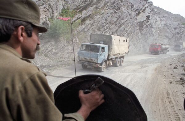 Афганский военнослужащий контролирует ситуацию на перевале Саланг