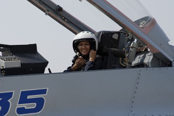 Журналистка Суман Шарма стала первой индийской женщиной, совершившей полет на новейшем истребителе МиГ-35. 