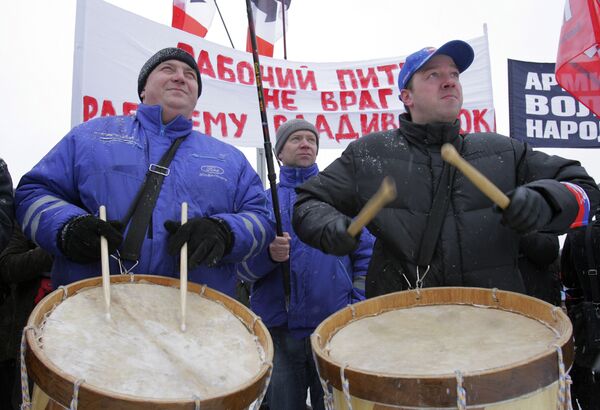 Митинг профсоюзов против массовых сокращений на предприятиях прошел в субботу в Петербурге на площади перед Финляндским вокзалом