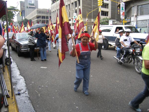 Тысячи венесуэльцев в Каракасе протестуют против правительства