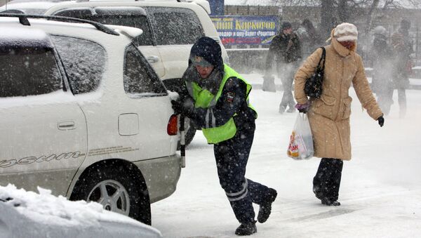 Снегопад в Москве и Подмосковье не прекращается второй день, что заметно ухудшило и без того достаточно сложную ситуацию на дорогах всего столичного региона.