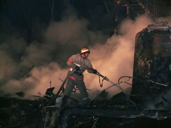 Пожар в здании бывшего общежития в поселке Аксарайский