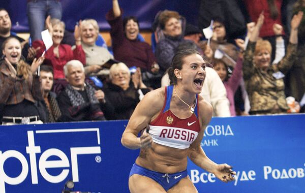 Елена Исинбаева празднует новый мировой рекорд в закрытых помещениях