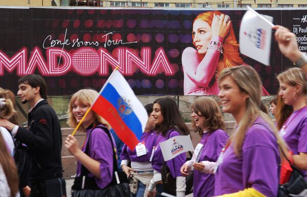 Студенты-первокурсники на празднике День города в Москве