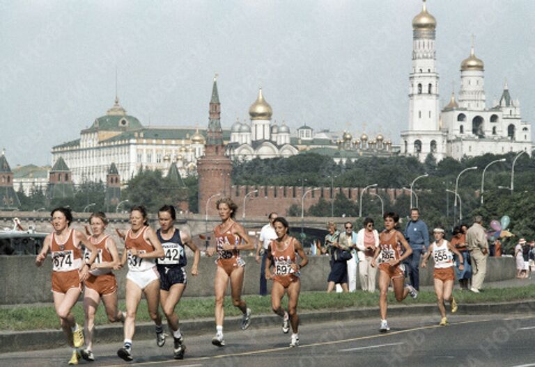 Участницы женского марафона Игр доброй воли бегут по мосту через Москва-реку