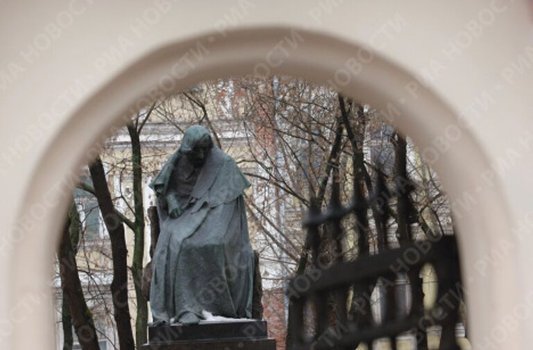 Памятник Н.В. Гоголю во дворе особняка Толстых в Москве