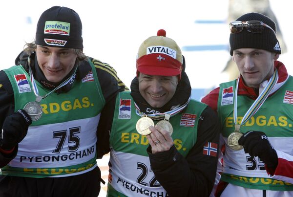 Немец Кристоф Штефан, норвежец Оле-Эйнар Бьорндален, хорват Яков Фак (слева направо)