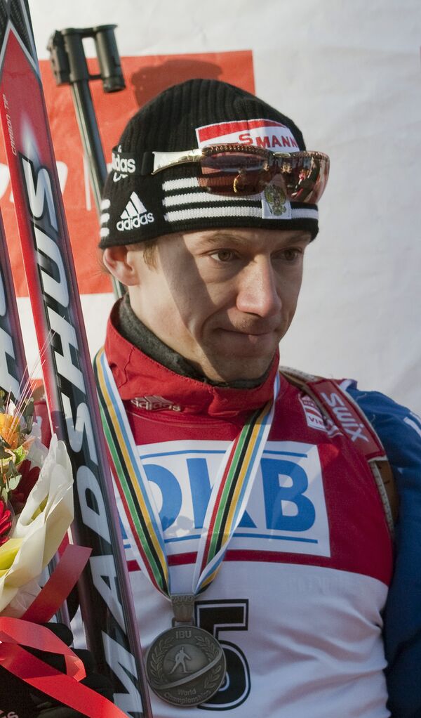 Россиянин Максим Чудов, получивший серебряную медаль за гонку преследования