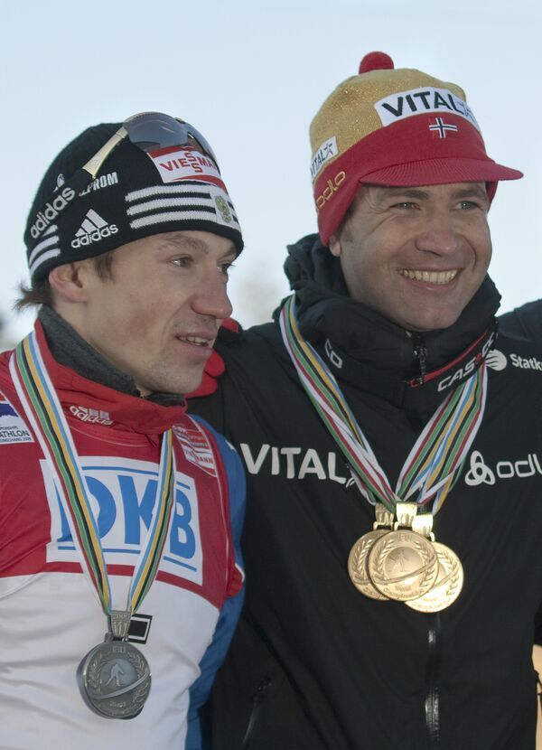 Россиянин Максим Чудов, получивший серебряную медаль и норвежец Оле-Эйнар Бьорндален с тремя золотыми медали