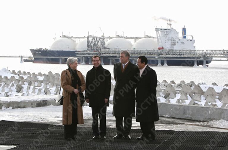 М.Ж. ван дер Хувен, Д.Медведев, принц Эндрю и Т.Асо на заводе по производству сжиженного газа (СПГ)