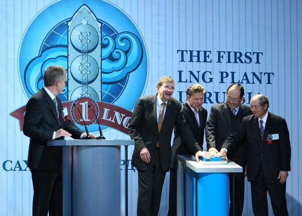 Руководители компаний - акционеров проекта, на церемонии открытия завода по производству сжиженного газа (СПГ) на Сахалине