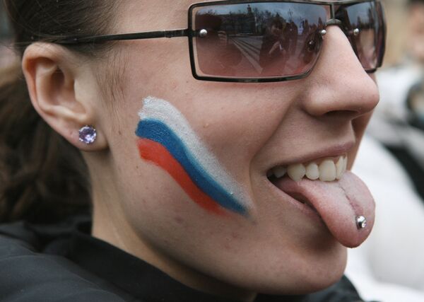 Около 500 молодых людей сфотографируются с высунутыми языками на Триумфальной площади в Москве в Международный день родного языка, 21 февраля, в рамках акции Федерального агентства по делам молодежи Покажи родной язык