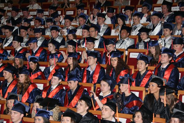Порядка 12% выпускников вузов, прежде всего экономисты и гуманитарии, в этом году не смогут найти работу, сообщил в четверг замминистра образования и науки Владимир Миклушевский.
