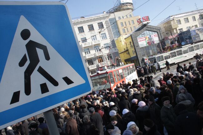 Митинг, организованный КПРФ, закончился стихийным перекрытием автодороги и трамвайных путей.