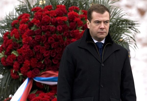 Президент РФ Д.Медведев возложил венок к могиле Неизвестного Солдата в Москве
