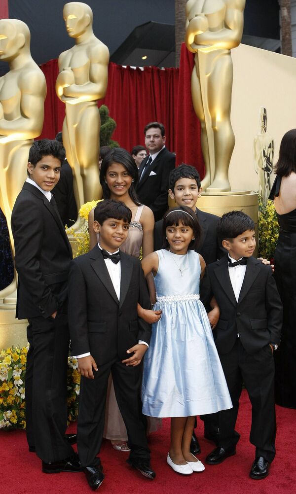 Юные актеры, сыгравшие героев фильма Миллионер из трущоб в детстве и юности, на церемонии Оскар