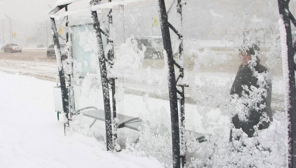 Трехдневный снегопад создал проблемы на улицах Владивостока