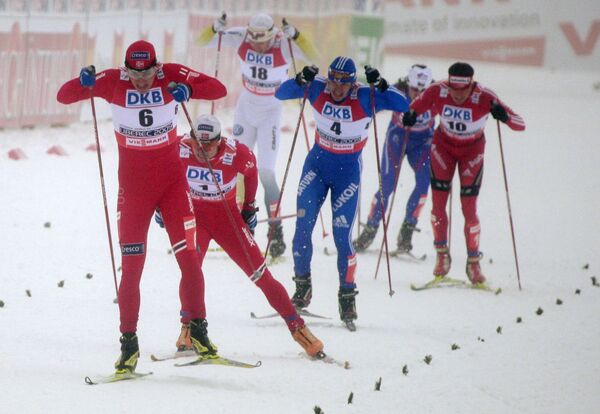 Оле-Виген Хаттестадт (6), Йохан Кьельстад (1) и Николай Морилов (4) финишируют в спринтерской гонке на чемпионате мира по лыжным видам спорта