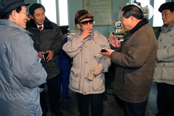 Лидер КНДР Ким Чен Ир во времия посещения табачной фабрики в уезде Хверён