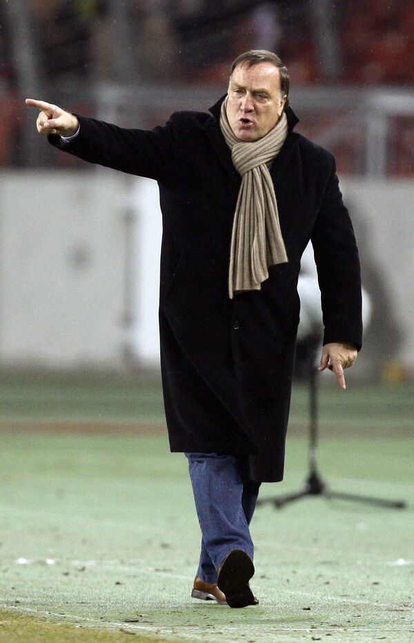Главный тренер Зенита Дик Адвокат во время матча против Штутгарта в Кубке УЕФА