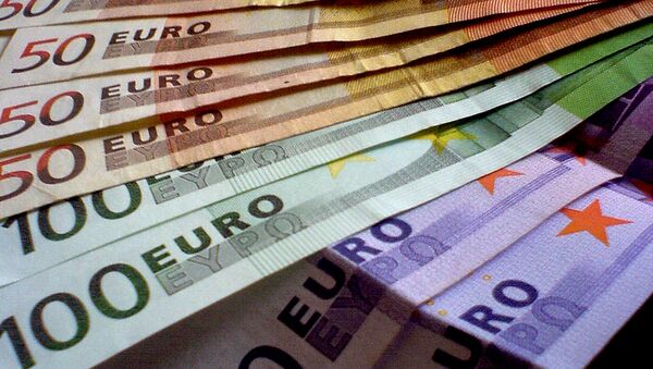 Евро дешевеет к доллару на опасениях за усугубление кризиса в Греции