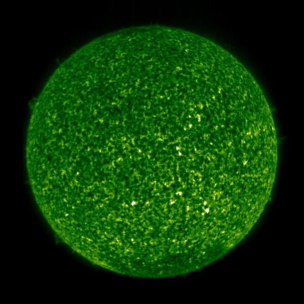 Переходный слой Солнца, рентгеновское изображение в линии ионизованного гелия, температура плазмы около 80 тыс градусов  
