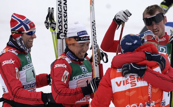 Норвежские лыжники празднуют победу в эстафете на ЧМ по лыжным видам спорта 