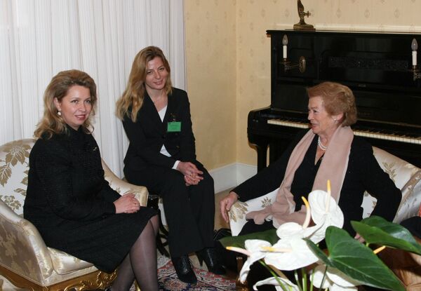 Беседа супруги президента России Светланы Медведевой и супруги президента Италии Клио Биттони Наполитано