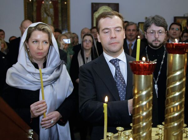 Президент России Дмитрий Медведев и супруга президента России Светлана Медведева посетили православную церковь Святителя Николая Чудотворца