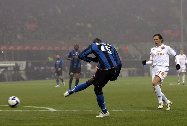 Марио Балотелли с пенальти отправляет мяч в ворота Ромы в матче чемпионата Италии Интер - Рома